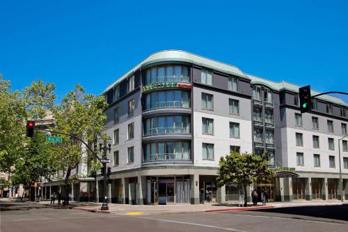 Courtyard Oakland Downtown - Guest Ratings and Reviews
