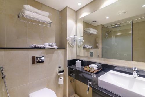 Dhafra Beach Hotel - Location and Surroundings