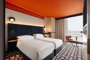 DoubleTree by Hilton Amsterdam Centraal Station - Dining and Culinary Highlights