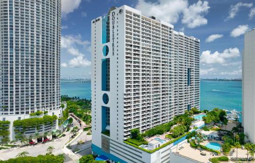 DoubleTree by Hilton Grand Hotel Biscayne Bay - Room Types and Amenities
