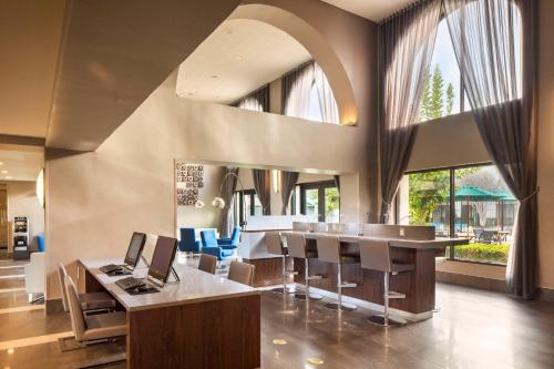 DoubleTree by Hilton Newark-Fremont - Amenities and Facilities