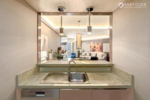 Easy Click - Creek Heights Residences 2 Bed Apartment 5 Star - Location and Accessibility
