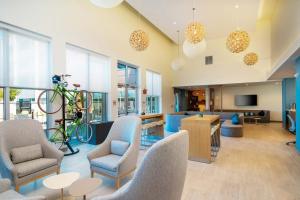 Element Sacramento Airport - Amenities and Services