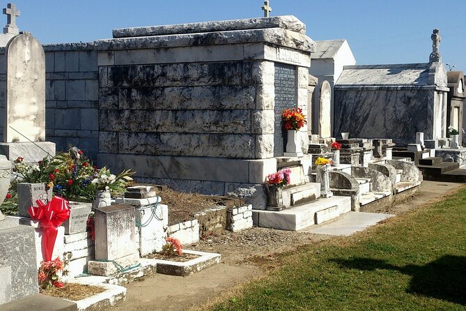 Eternal Echoes: A Cemetery Tour of New Orleans - Highlights of the Tour: Notable Graves and Monuments