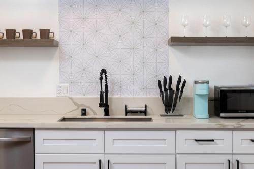 Fenix Hotel Hollywood - Room Types and Amenities