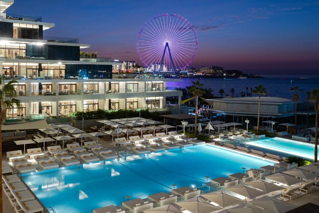 FIVE LUXE Review