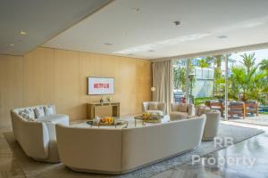 FIVE Palm Beach Villa - Three Floors, Private Pool, Jacuzzi - Accommodation and Amenities