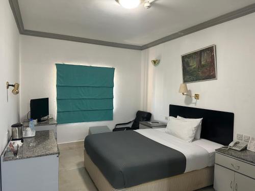 Grand Astoria Hotel - Amenities and Services