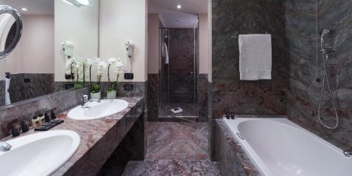 Grand Hotel De La Ville - Accommodations and Amenities