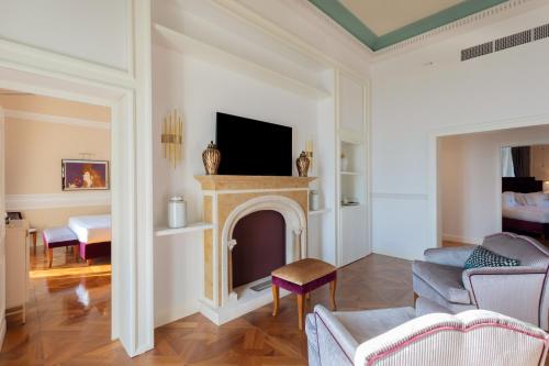 Grand Hotel Des Etrangers - Accommodations and Amenities