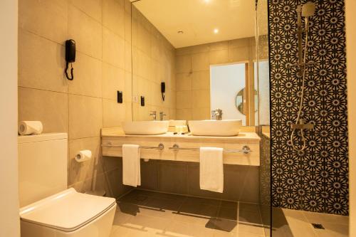 Grand Kingsgate Jaddaf Waterfront Hotel by Millennium - Dining Options