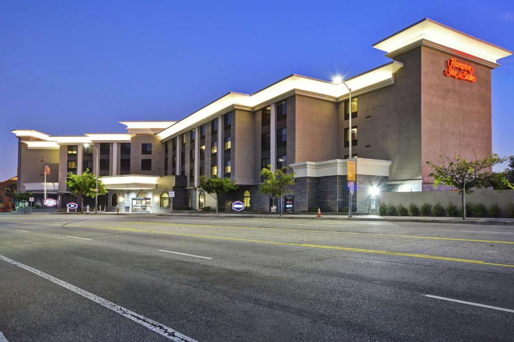 Hampton Inn & Suites Los Angeles Burbank Airport - Amenities and Facilities