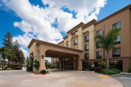 Hampton Inn Visalia - Location and Accessibility