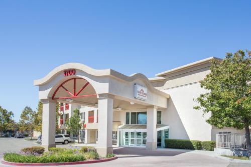Hawthorn Suites by Wyndham Livermore - Accommodation and Room Amenities