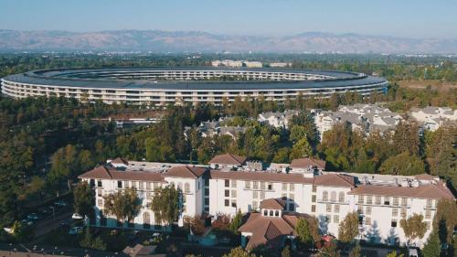 Hilton Garden Inn Cupertino - Convenient Location