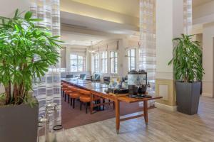 Hilton Garden Inn Palm Springs/Rancho Mirage - Dining Options at the Hotel