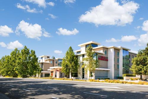 Hilton Garden Inn Palo Alto - Accommodations and Amenities