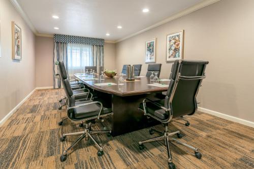 Holiday Inn Auburn, an IHG Hotel - Amenities and Services