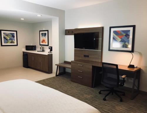 Holiday Inn Express Fremont - Milpitas Central, an IHG Hotel - Accommodation Details and Room Amenities