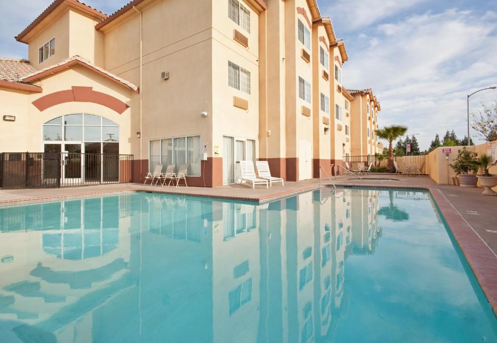 Holiday Inn Express Madera, an IHG Hotel - Spacious and Comfortable Accommodations
