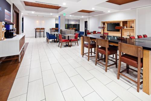 Holiday Inn Express & Suites Clovis Fresno Area, an IHG Hotel - Accommodations
