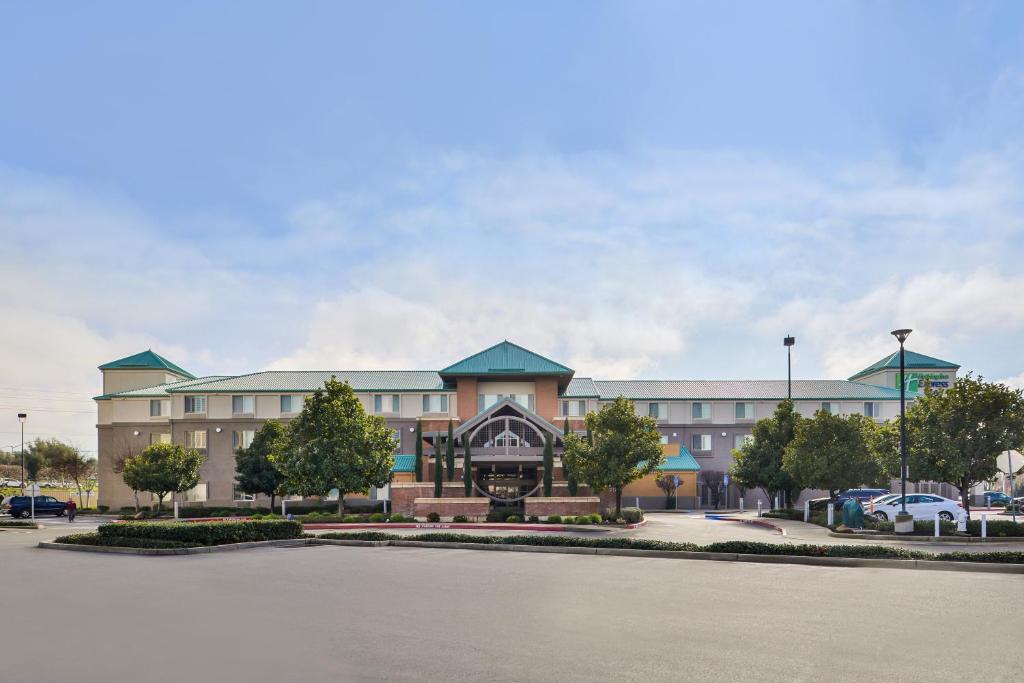 HOLIDAY INN EXPRESS & SUITES ELK GROVE CENTRAL - HWY 99, an IHG Hotel - Accommodation Options