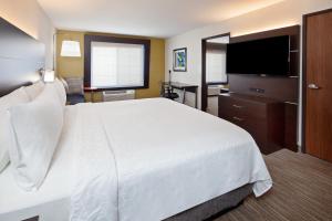 Holiday Inn Express & Suites Oakland - Airport, an IHG Hotel - Amenities and Services