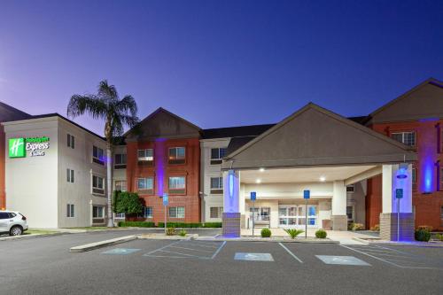 Holiday Inn Express & Suites - Tulare, an IHG Hotel - Accommodations and Amenities