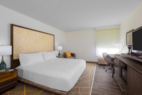 Holiday Inn La Mirada Buena Park, an IHG Hotel - Variety of Amenities and Facilities