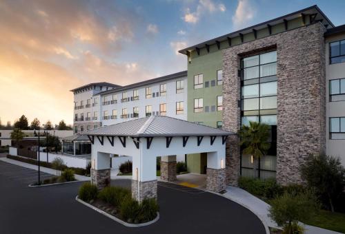 Hotel Centro Sonoma Wine Country, Tapestry Collection Hilton - Location and Accessibility