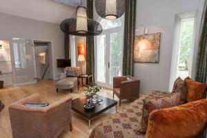 Hotel Château Des Alpilles - Elegant Accommodations and Amenities