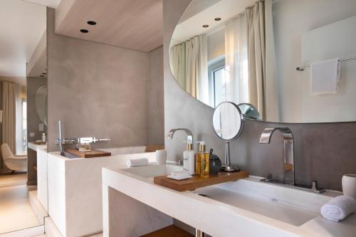 Hotel De Nell - Accommodations and Amenities