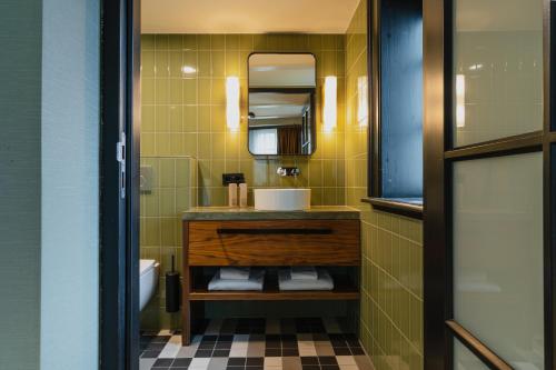 Hotel Mai Amsterdam - Convenient Location and Accessibility