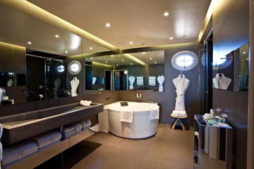 Hotel & Spa Du Castellet - Location and Surroundings