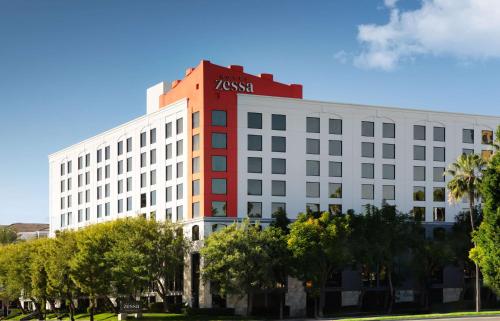 Hotel Zessa Santa Ana, a DoubleTree by Hilton - Accommodations and Amenities