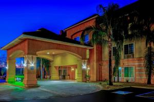La Quinta by Wyndham Fowler - Accommodations and Room Types