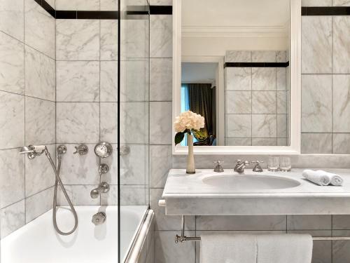 Le Dokhans Paris Arc De Triomphe, a Tribute Portfolio Hotel - Stylish Guest Rooms and Suites