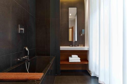 Le Metropolitan Paris Tour Eiffel, a Tribute Portfolio Hotel - Facilities and Amenities