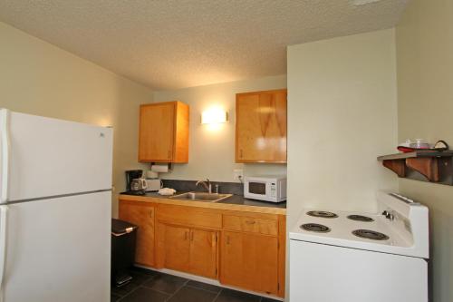Lido Palms Resort & Spa - Accommodation and Amenities