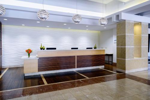 Long Beach Marriott - Guest Accommodations