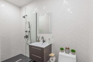 Luxe Studio W Juliet Balcony in Upper East - Room Features