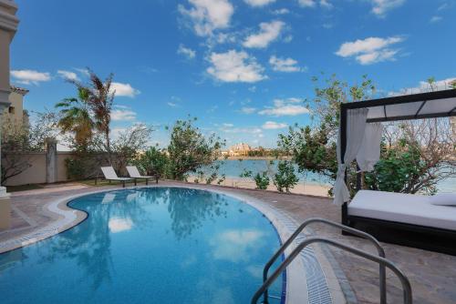Maison Privee - Palm Jumeirah Beach Front XL Villa With Private Pool - Location and Accessibility