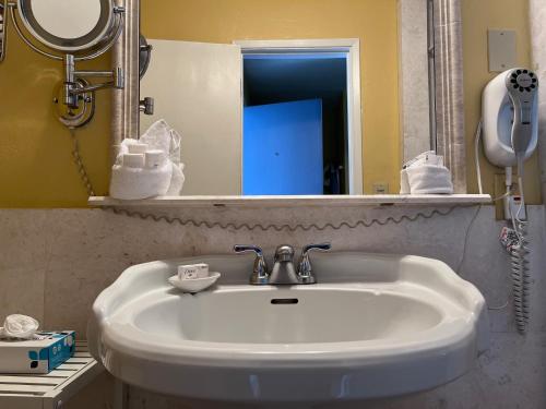 Monterey Bay Lodge - Rooms and Accommodations
