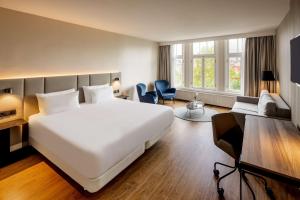 NH Amsterdam Schiller - Location and Accessibility