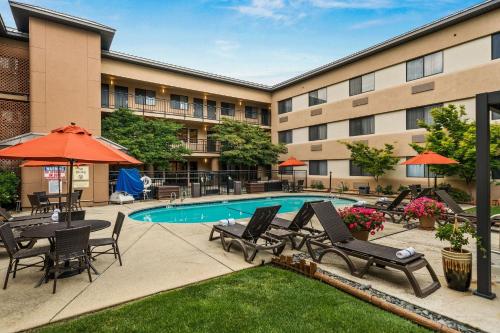 Oxford Suites Redding - Accommodation Details