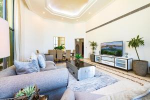 Palm Jumeirah Beachfront Private Pool Villa 5 BR & 1 Maids Room With Access to Beach - Guest Reviews and Ratings