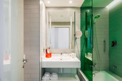 Park Inn by Radisson Dubai Motor City - Extensive Facilities and Amenities