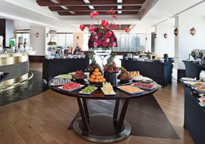 Park Regis Kris Kin Hotel - Convenient Location