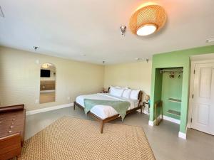 Peninsula Bed & Cocktails - Accommodations and Room Features