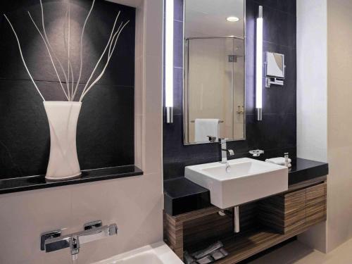 Pullman Dubai Jumeirah Lakes Towers Review